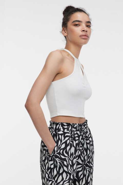 Топ-бандо облегающий с вырезом и завязками на шее, Белый, Топ-бандо облегающий с вырезом и завязками на шее
Топ-бандо облегающий с вырезом и завязками на шее, Белый, Топ-бандо облегающий с вырезом и завязками на шее