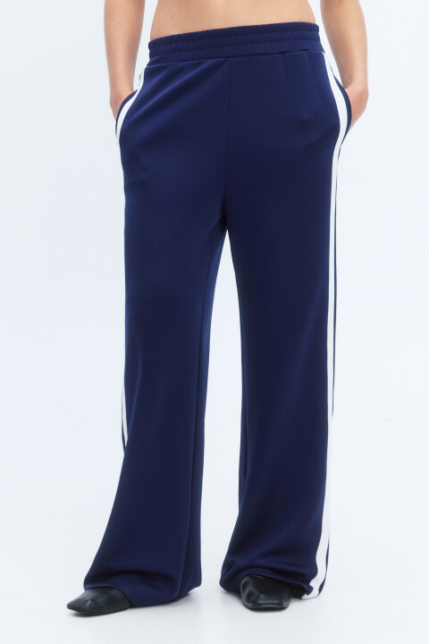 Брюки широкие трикотажные с лампасами, Синий, Брюки широкие трикотажные с лампасами
Брюки широкие трикотажные с лампасами, Синий, Брюки широкие трикотажные с лампасами