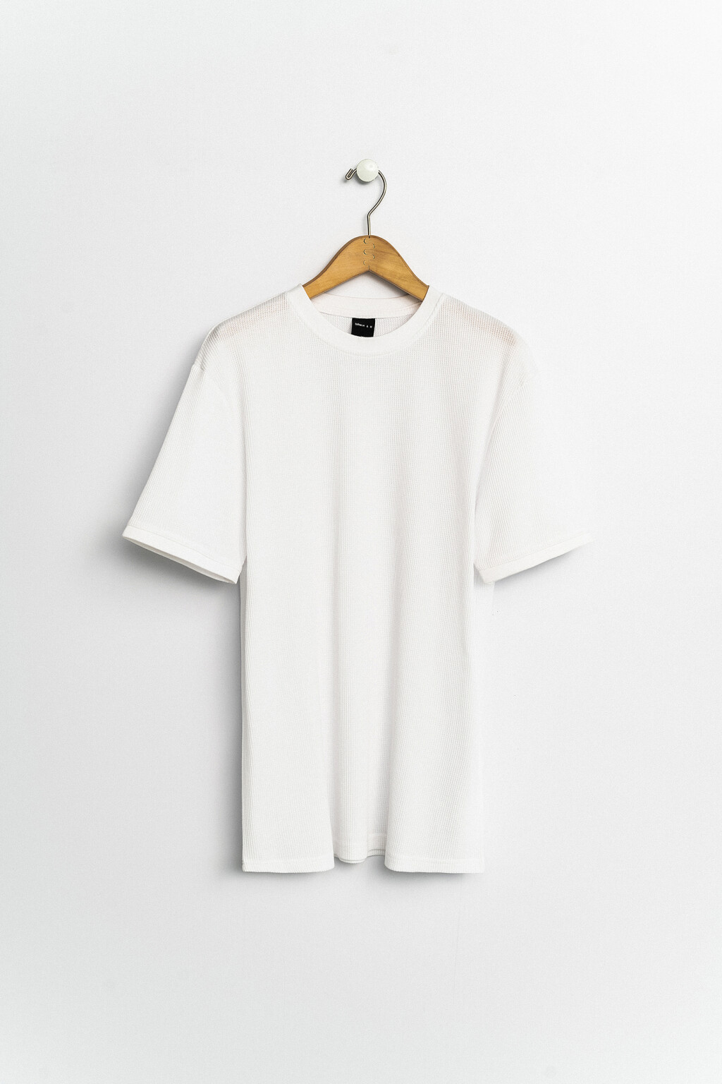 Футболка трикотажная из фактурной ткани - цвет белый - 1
