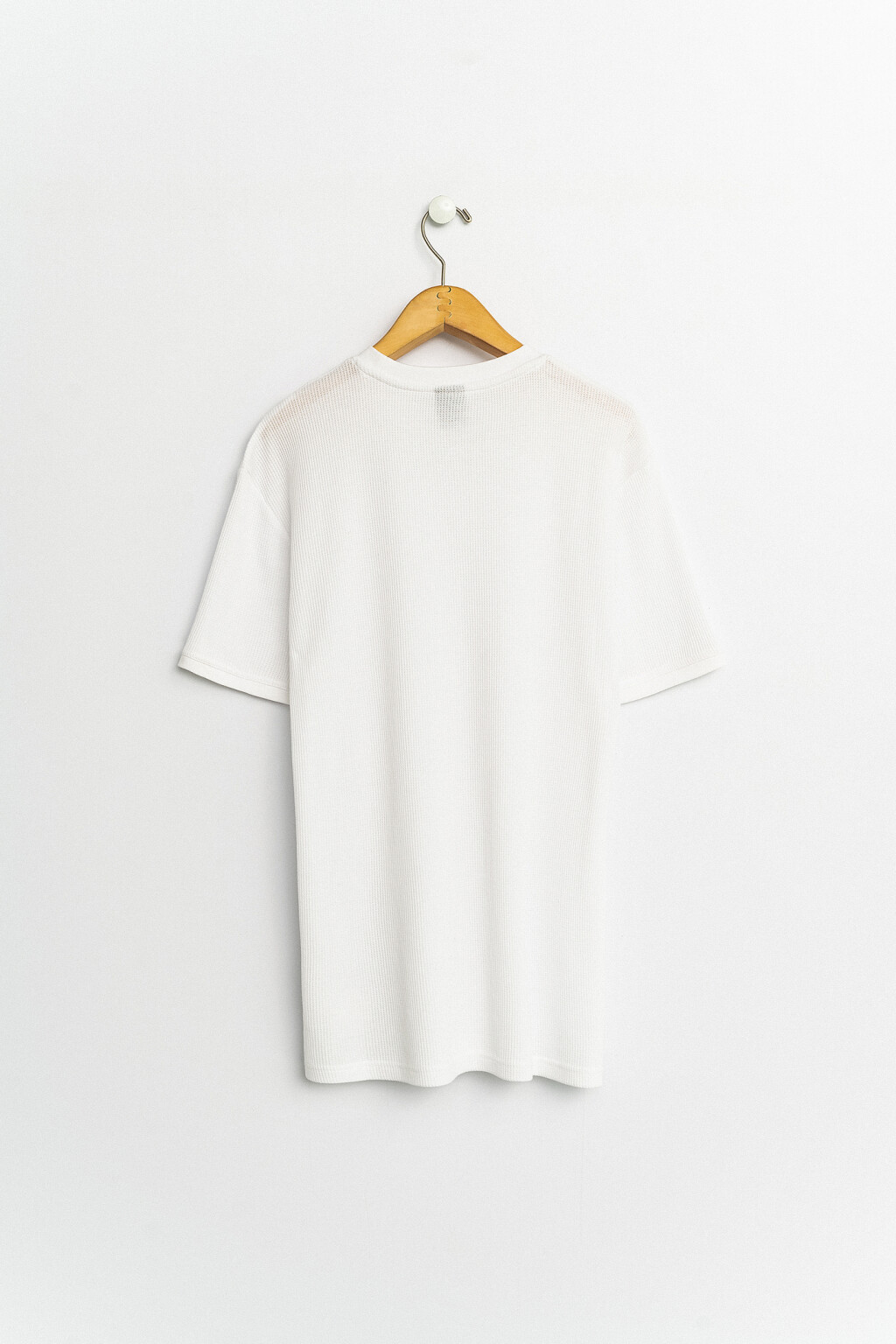 Футболка трикотажная из фактурной ткани - цвет белый - 2