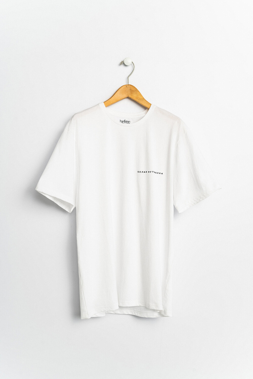 Футболка хлопковая с текстовым принтом - цвет белый - 1