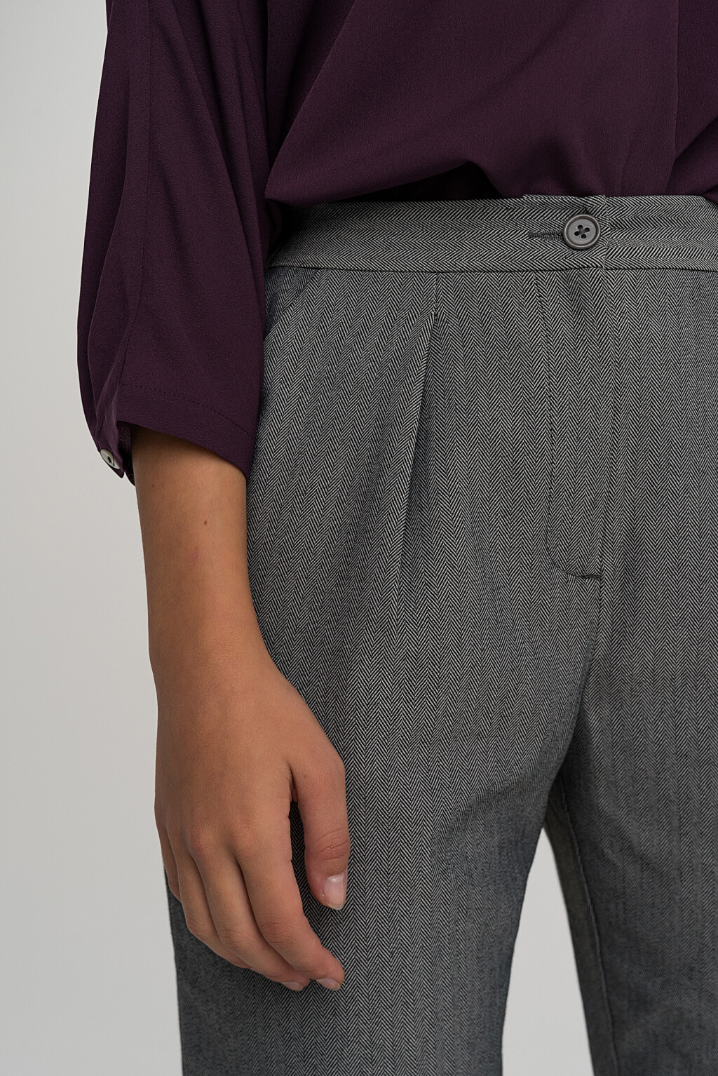 брюки-бананы с защипами у пояса спереди - цвет серый - 2