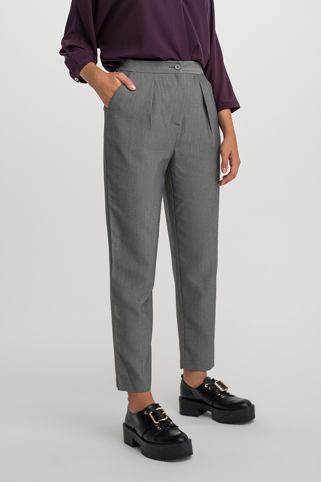 брюки-бананы с защипами у пояса спереди - цвет серый - 3