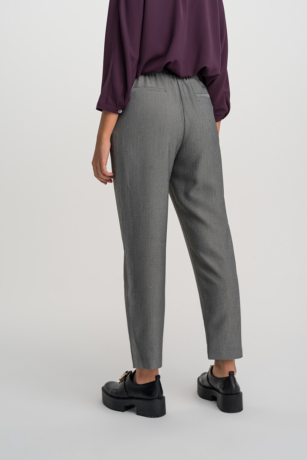 брюки-бананы с защипами у пояса спереди - цвет серый - 4