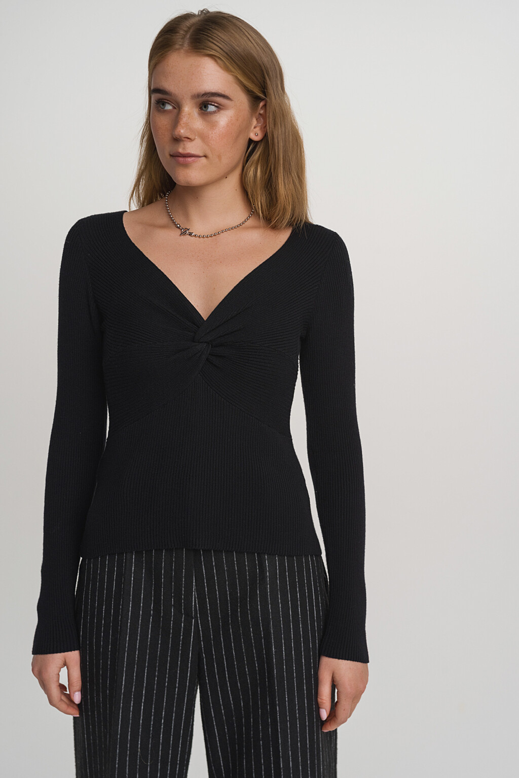 Лонгслив с v-образным вырезом - цвет черный - 2