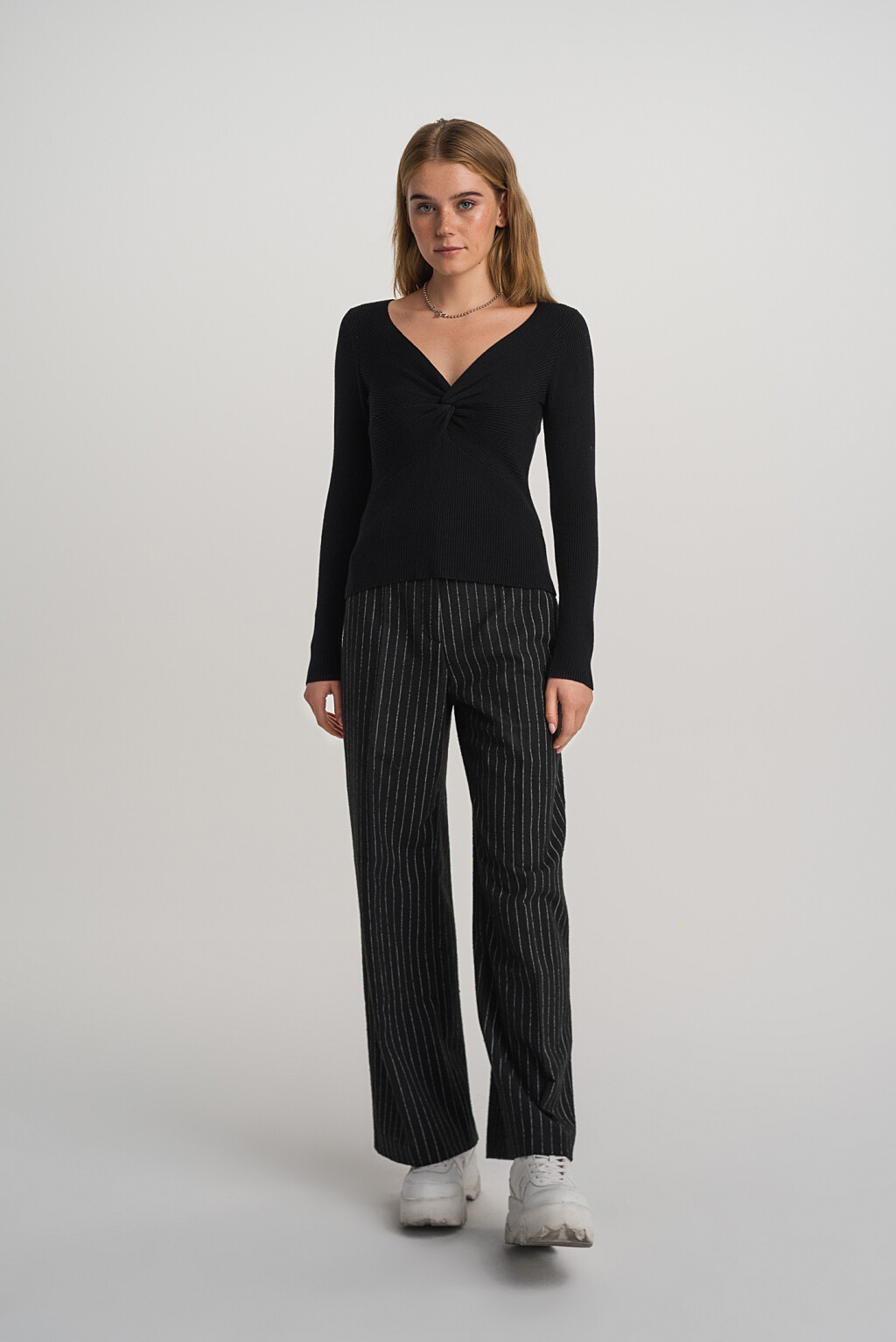 Лонгслив с v-образным вырезом - цвет черный - 4