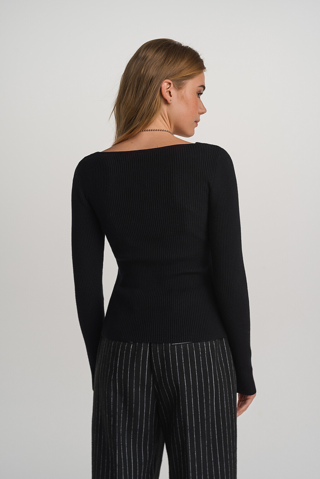 Лонгслив с v-образным вырезом - цвет черный - 5