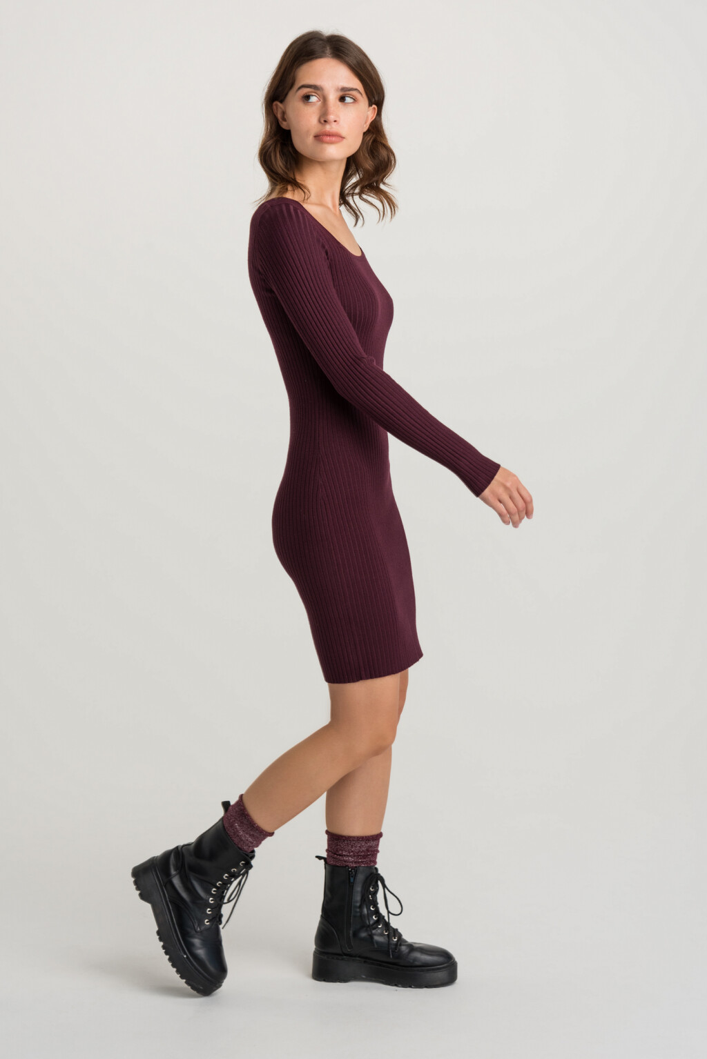 платье-лапша короткое в мелкий рубчик с квадратным вырезом - цвет бордовый - 2