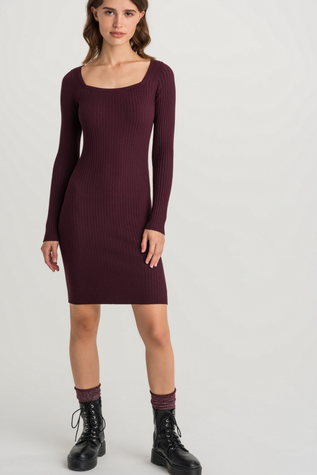 платье-лапша короткое в мелкий рубчик с квадратным вырезом - цвет бордовый - 3