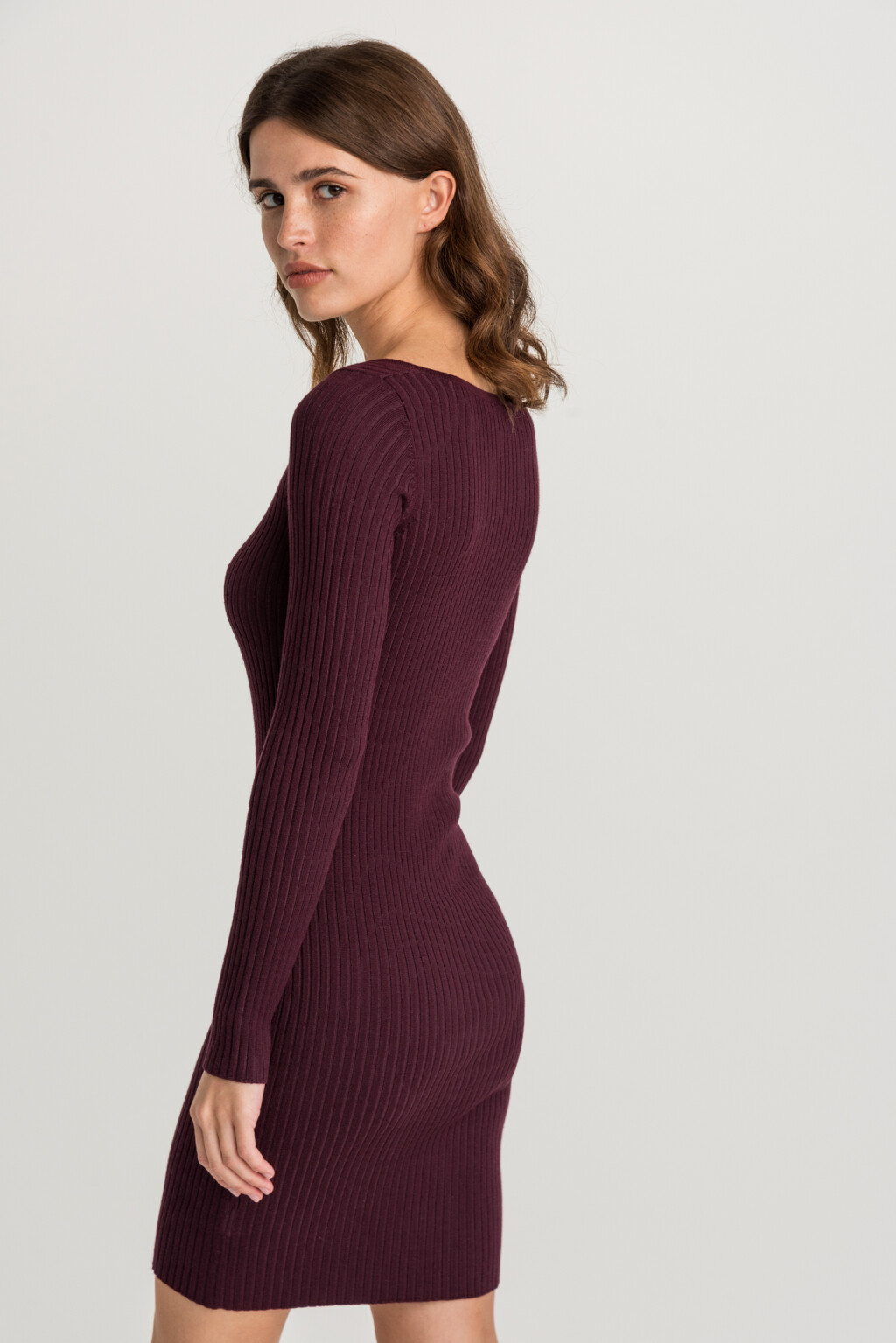 платье-лапша короткое в мелкий рубчик с квадратным вырезом - цвет бордовый - 4