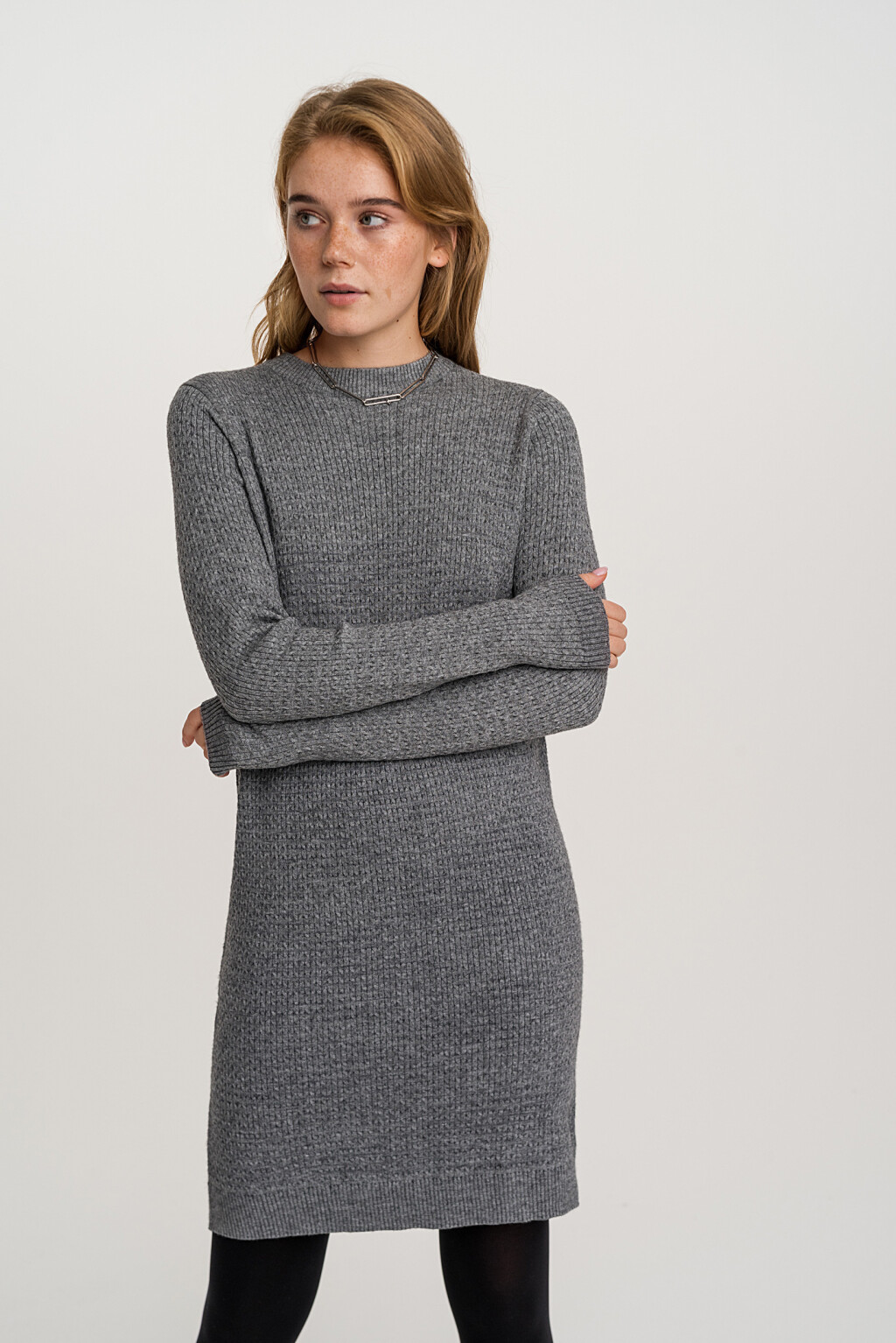 платье-свитер вязки косами с удлиненными рукавами - цвет серый - 2