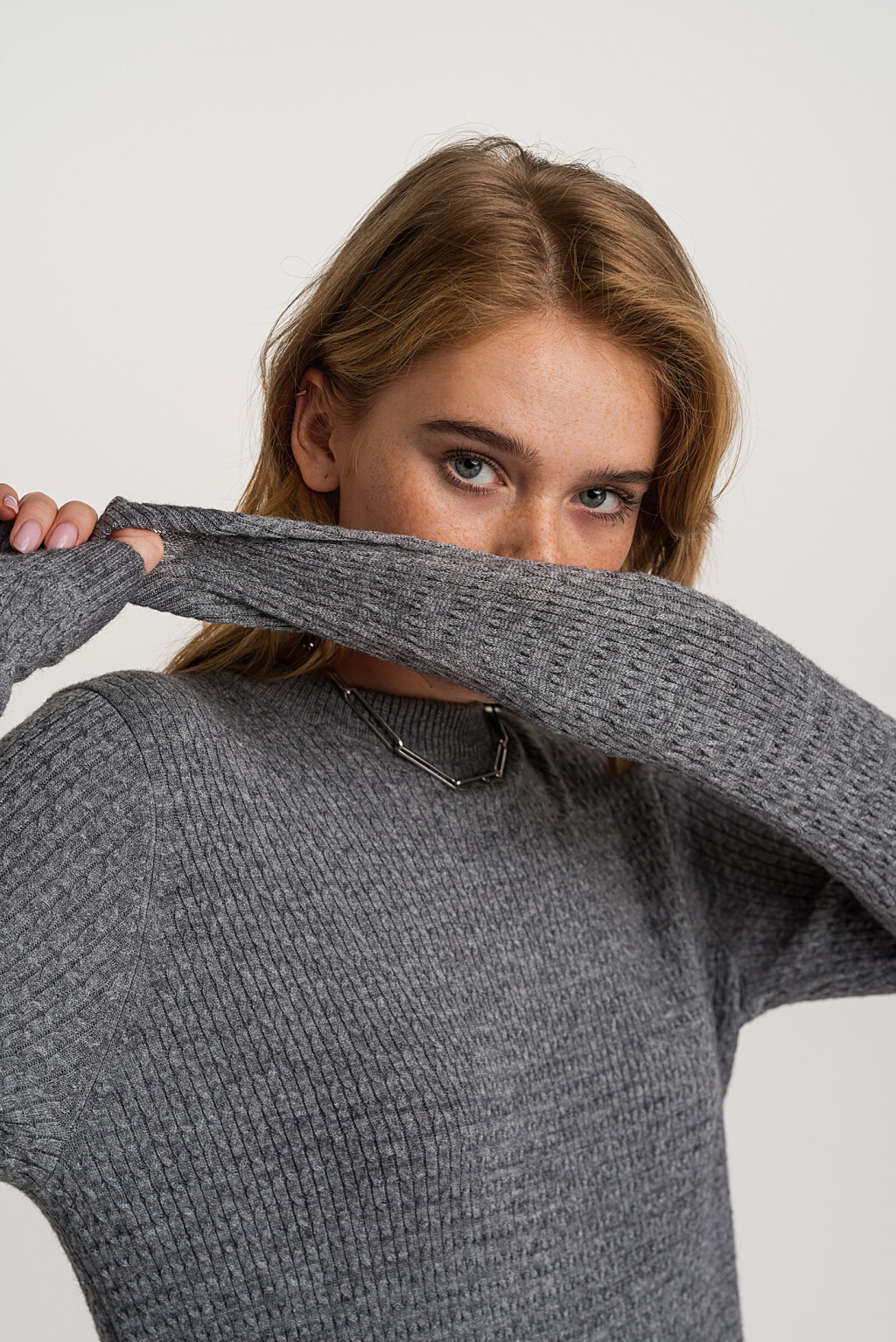 платье-свитер вязки косами с удлиненными рукавами - цвет серый - 5