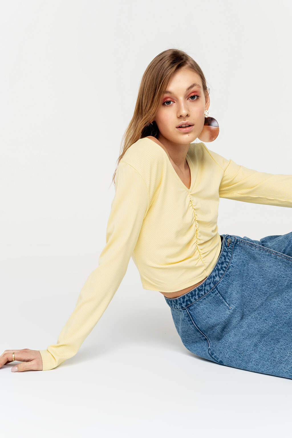 лонгслив укороченный в рубчик со сборкой на груди - цвет желтый - 1