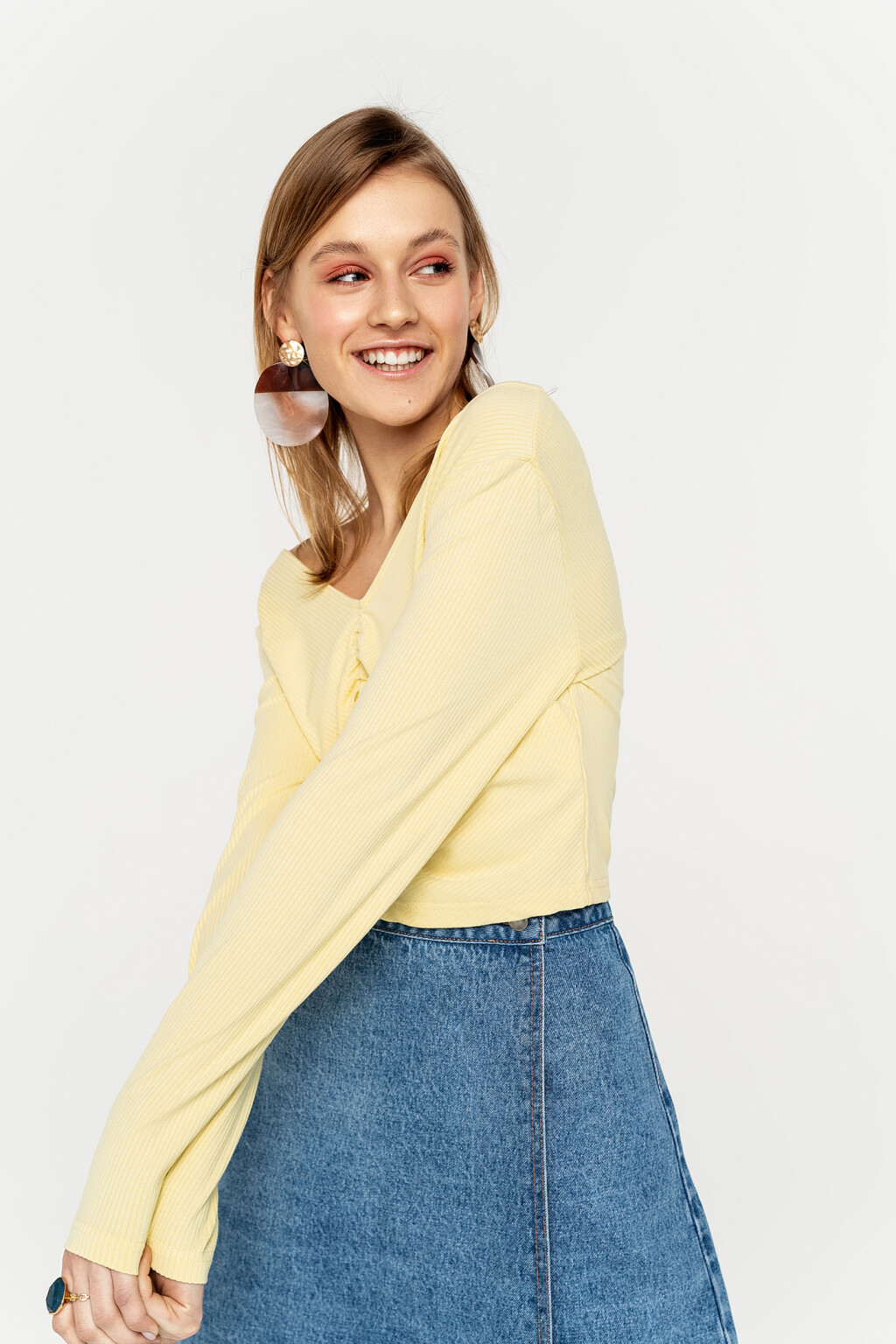 лонгслив укороченный в рубчик со сборкой на груди - цвет желтый - 3