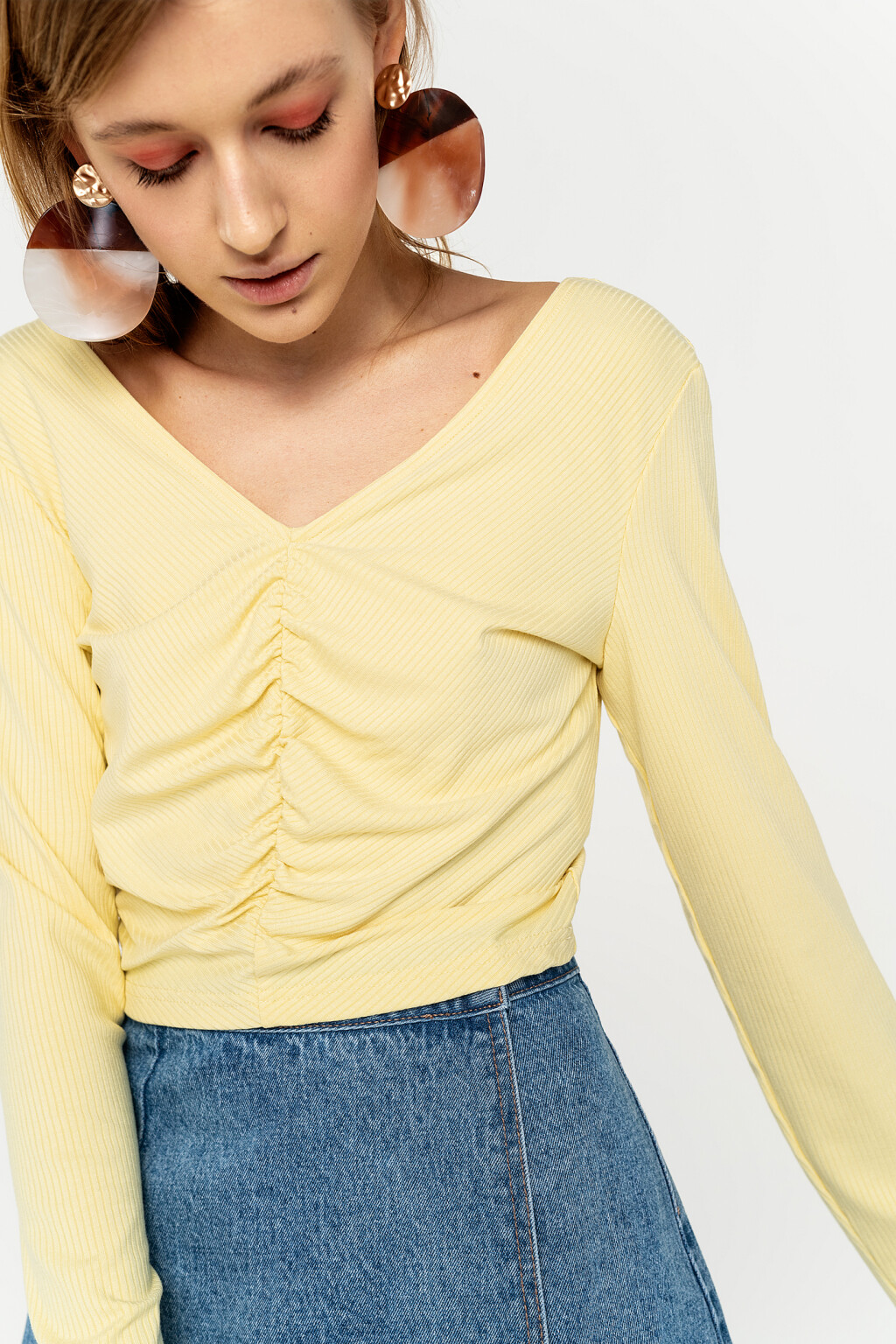 лонгслив укороченный в рубчик со сборкой на груди - цвет желтый - 4