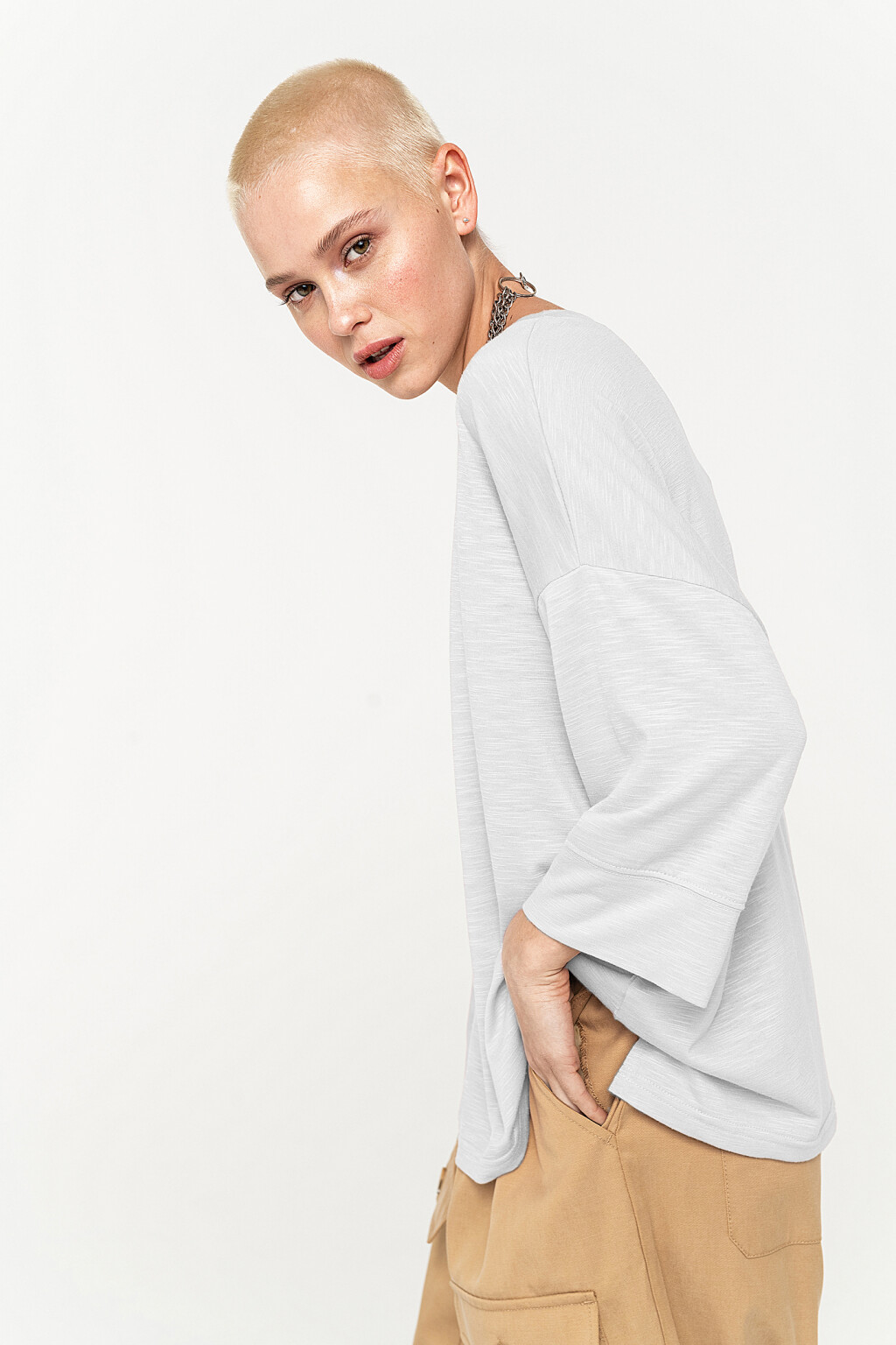 лонгслив в стиле oversize со спущенным плечом - цвет белый - 2