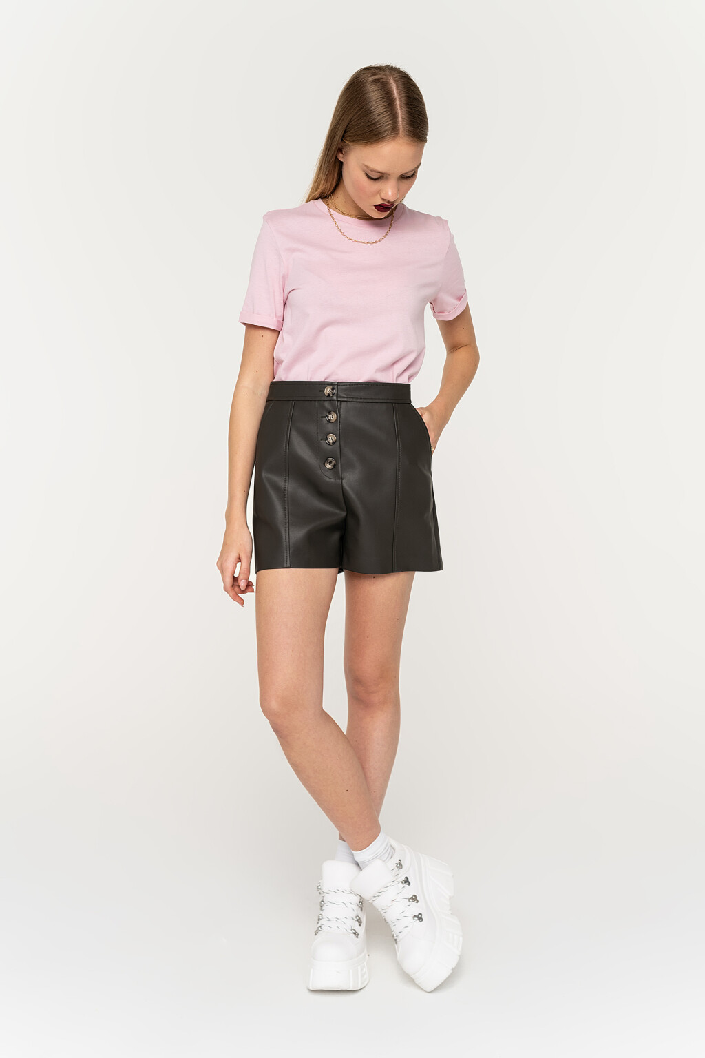 шорты мини из экокожи на пуговицах - цвет зеленый - 3