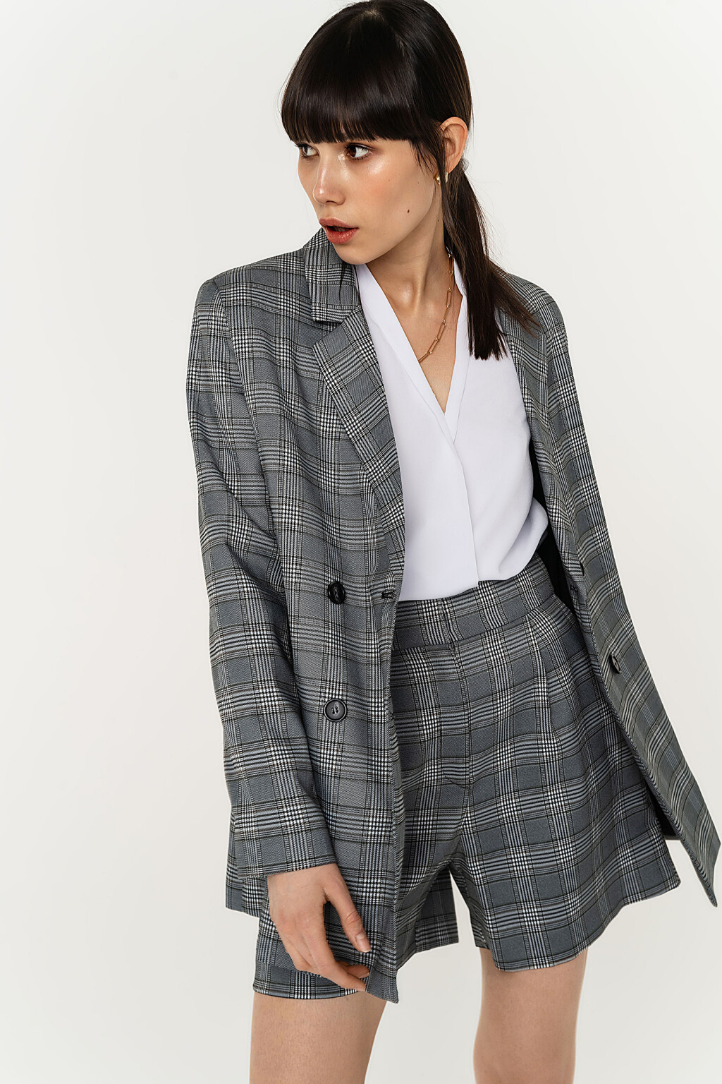 шорты классические с защипами у пояса спереди - цвет серый - 1