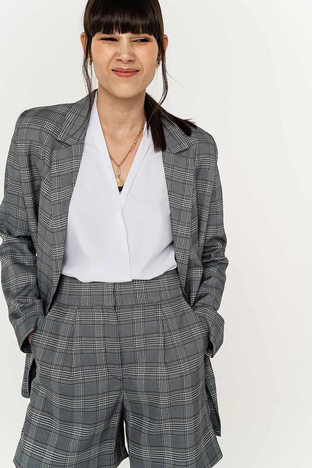 шорты классические с защипами у пояса спереди - цвет серый - 2