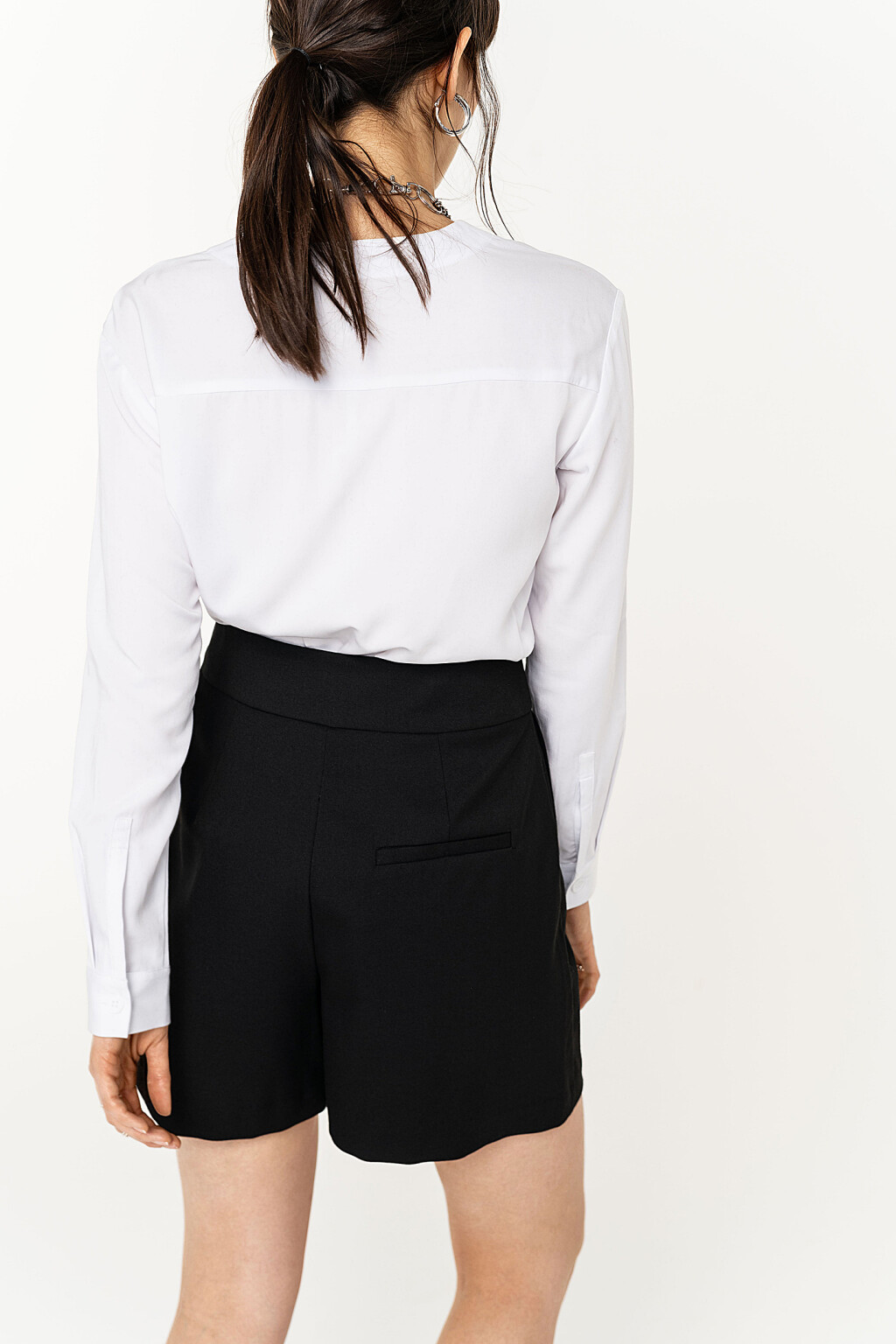 рубашка укороченная с накладными карманами на груди - цвет белый - 3