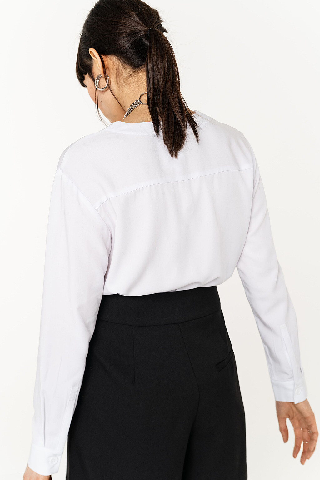 рубашка укороченная с накладными карманами на груди - цвет белый - 4