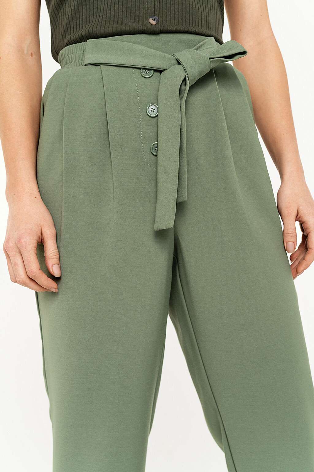 брюки-бананы с резинкой и завязками на поясе - цвет зеленый - 7