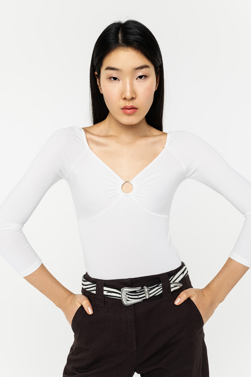 боди-лонгслив с треугольным вырезом и кольцом на груди - цвет бежевый - 1