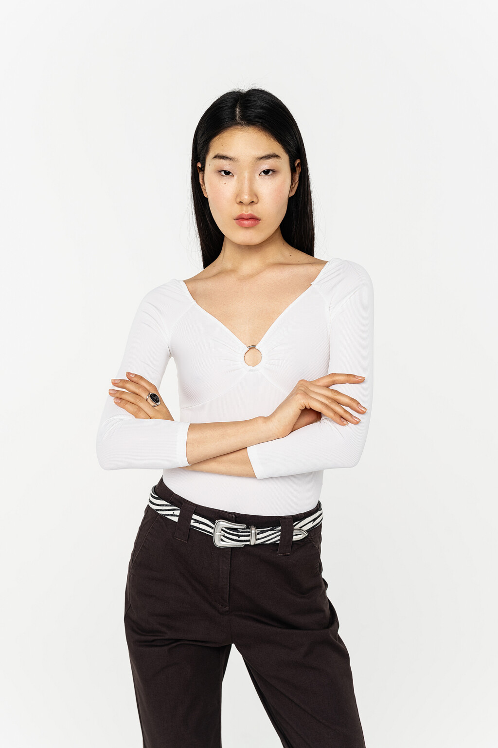 боди-лонгслив с треугольным вырезом и кольцом на груди - цвет бежевый - 2