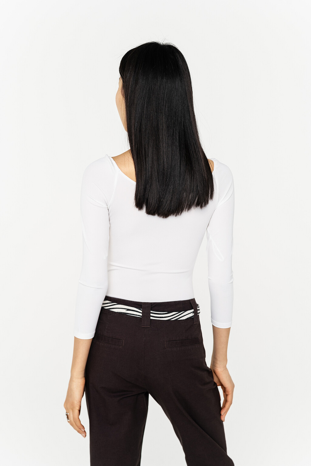 боди-лонгслив с треугольным вырезом и кольцом на груди - цвет бежевый - 4