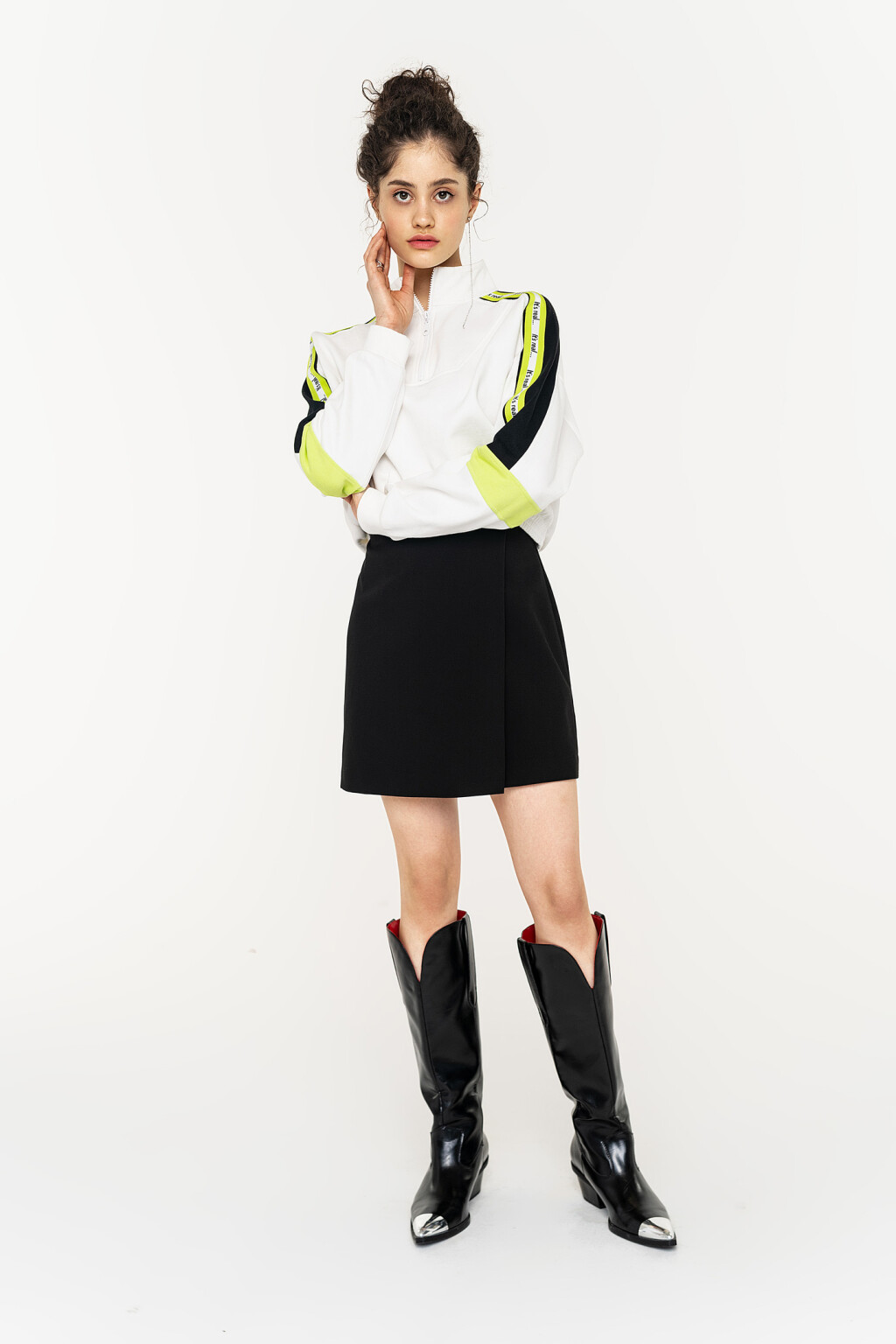 юбка мини на запахе с контрастными пуговицами - цвет черный - 1