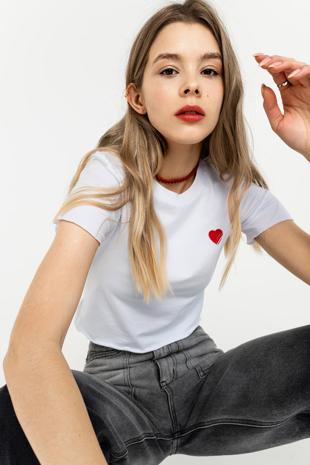 футболка укороченная с вышивкой и волнистым краем - цвет белый - 1