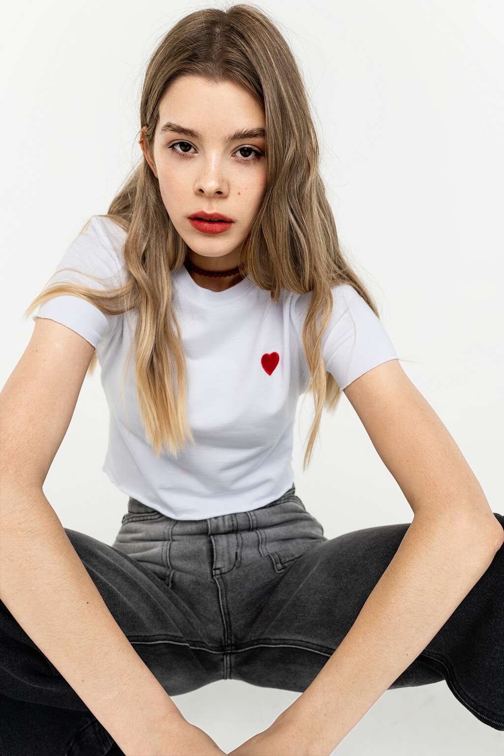 футболка укороченная с вышивкой и волнистым краем - цвет белый - 2