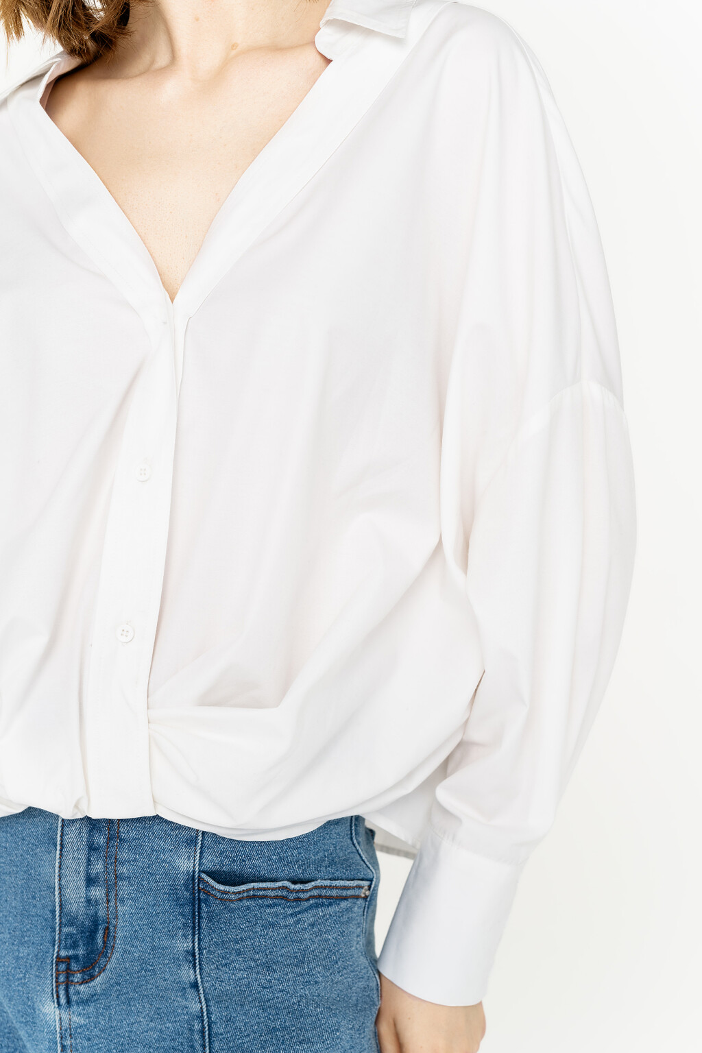 рубашка oversize с подвернутым нижним краем - цвет белый - 4