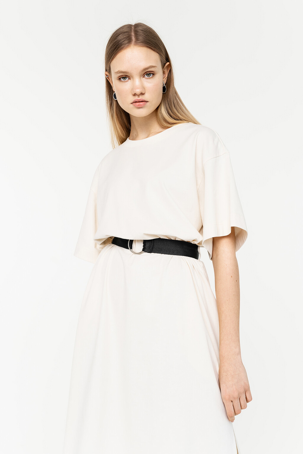 платье трикотажное oversize миди с поясом - цвет бежевый - 7