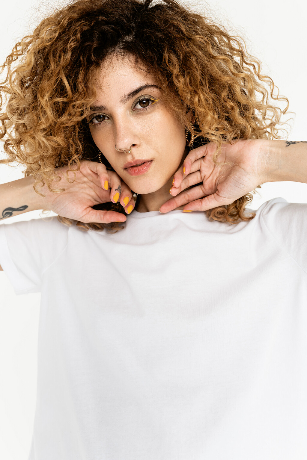 футболка хлопковая свободного кроя с отворотами на рукавах - цвет белый - 2