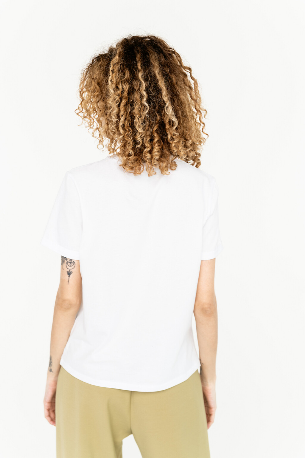 футболка хлопковая свободного кроя с отворотами на рукавах - цвет белый - 4