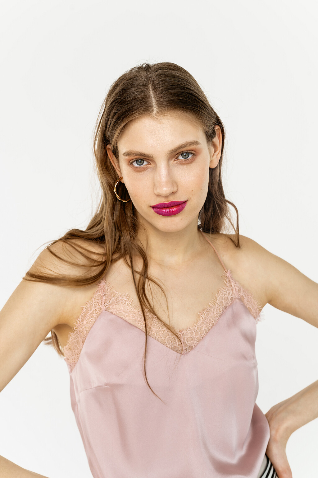топ атласный с кружевной отделкой - цвет розовый - 2