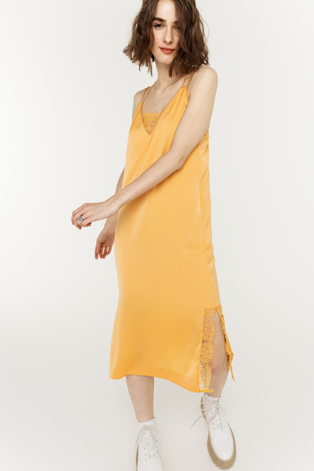 платье-комбинация с кружевной отделкой - цвет желтый - 1