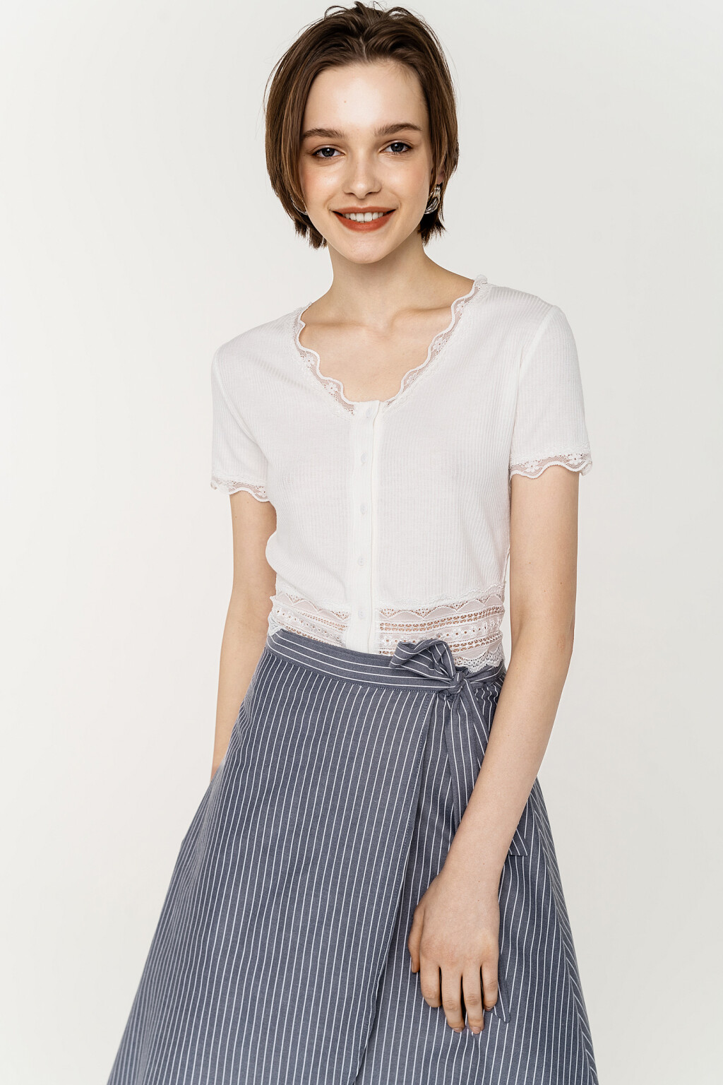 блузка трикотажная в рубчик с кружевной отделкой - цвет белый - 3