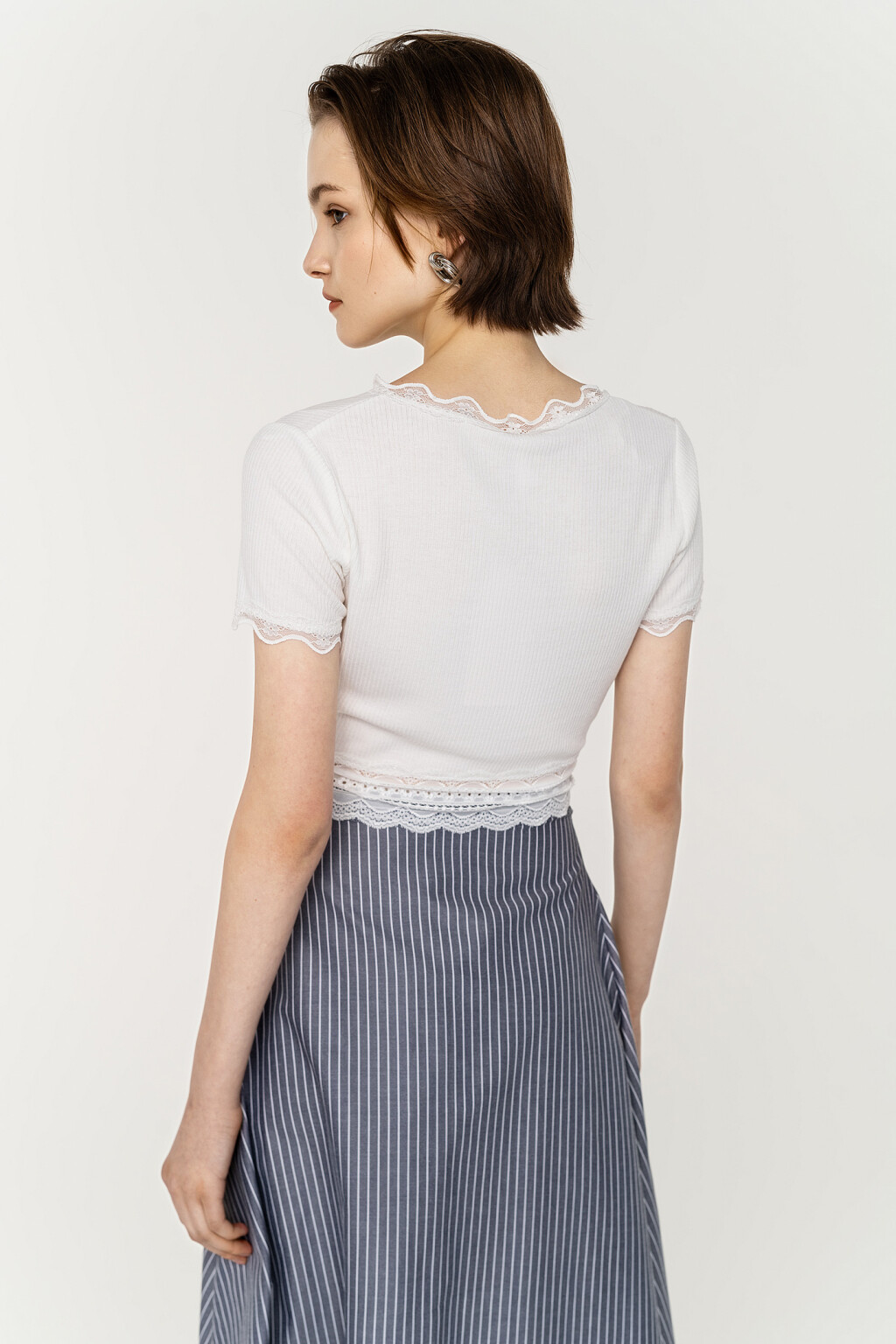 блузка трикотажная в рубчик с кружевной отделкой - цвет белый - 4