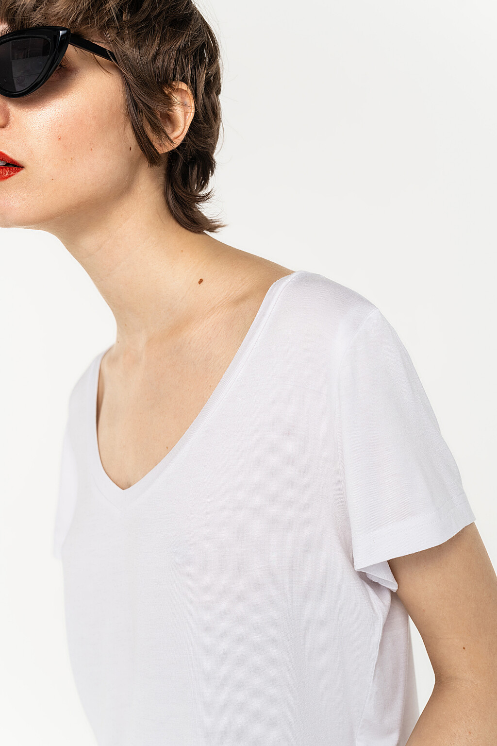 футболка вискозная свободного кроя с треугольным вырезом - цвет белый - 1