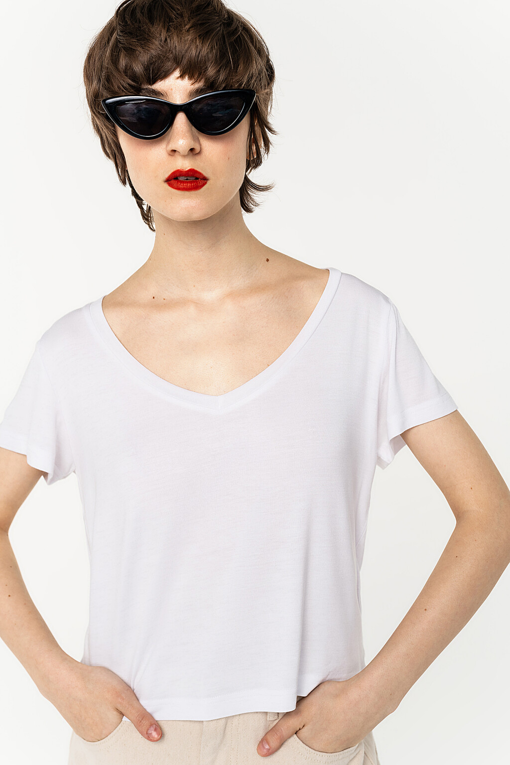 футболка вискозная свободного кроя с треугольным вырезом - цвет белый - 2