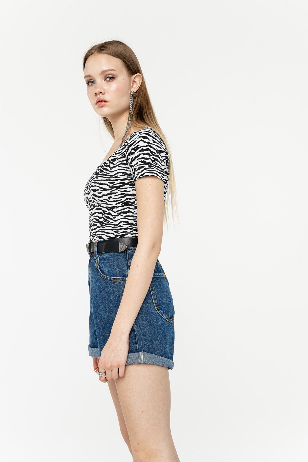 Футболка короткая трикотажная с округлым вырезом ...