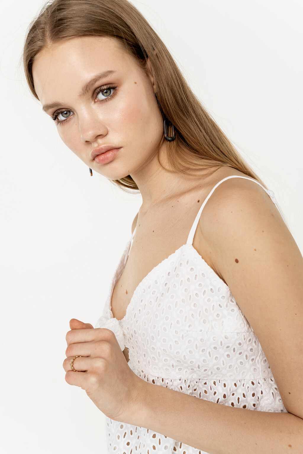 топ короткий ажурный с завязками на груди - цвет белый - 2