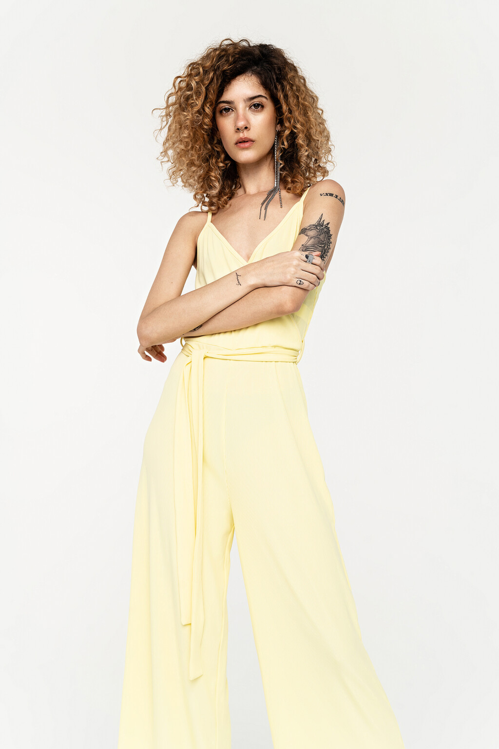 комбинезон длинный на тонких лямках в мелкий рубчик с поясом - цвет желтый - 2