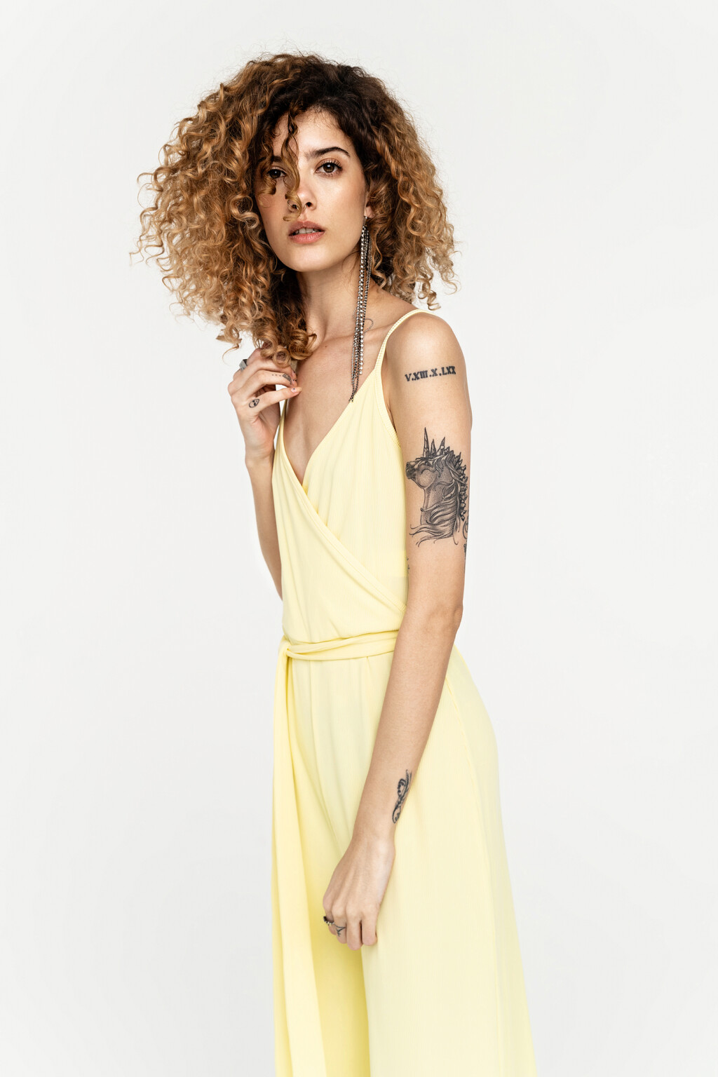 комбинезон длинный на тонких лямках в мелкий рубчик с поясом - цвет желтый - 3