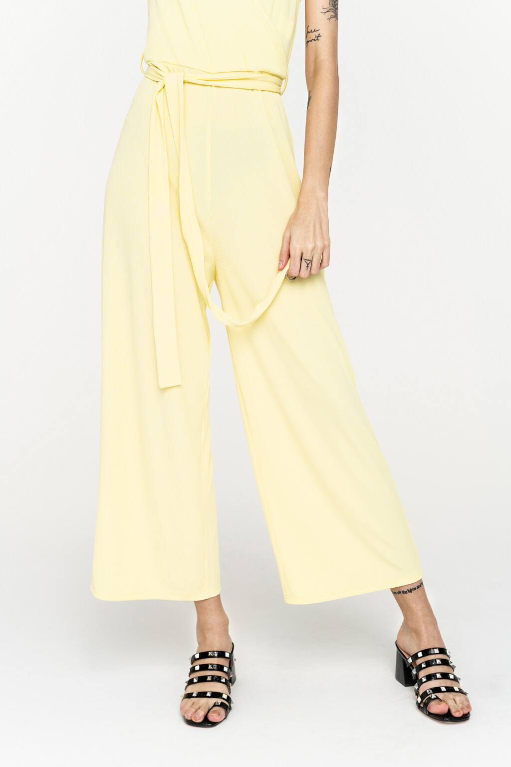 комбинезон длинный на тонких лямках в мелкий рубчик с поясом - цвет желтый - 4