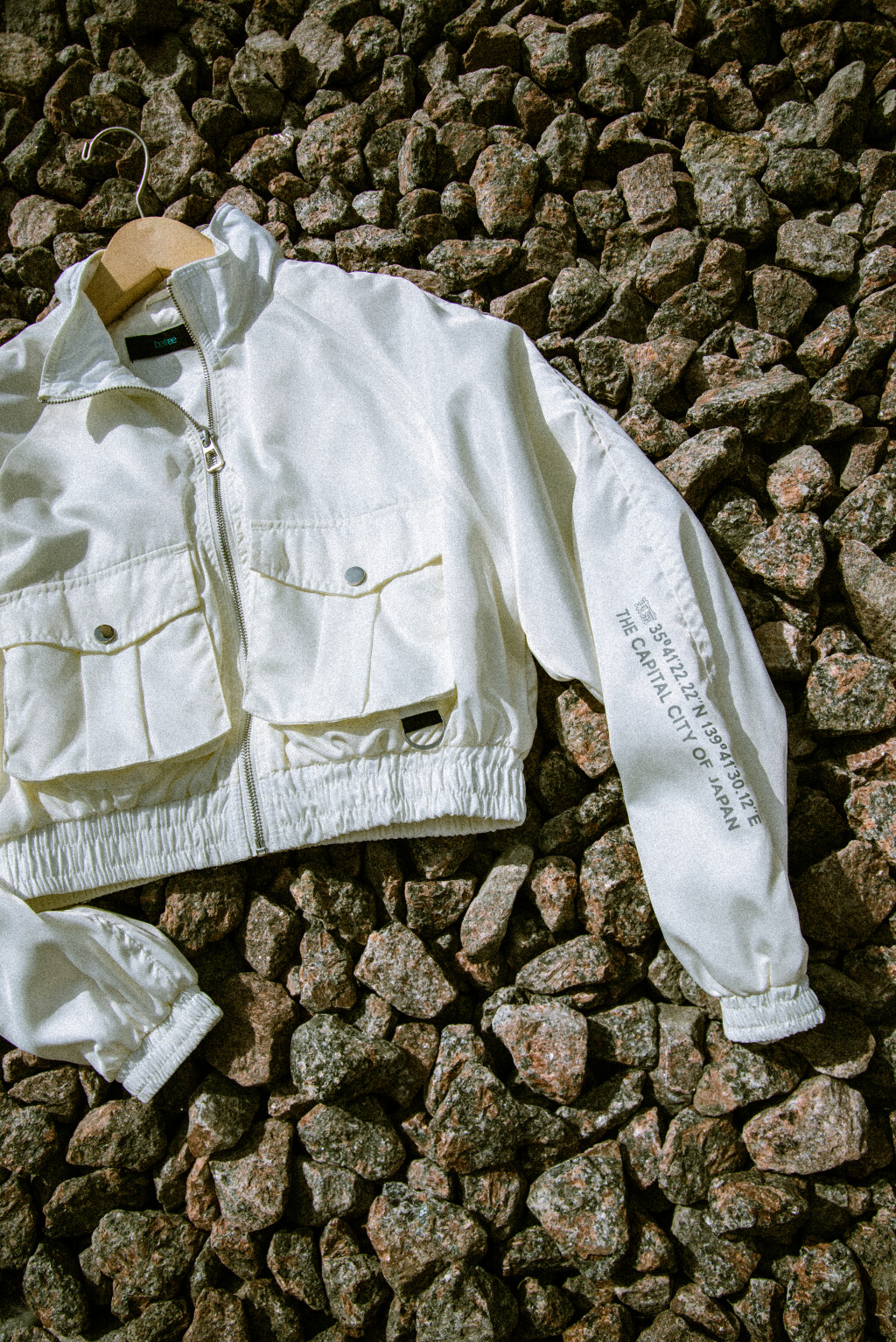 ветровка укороченная на молнии с накладными карманами - цвет белый - 1