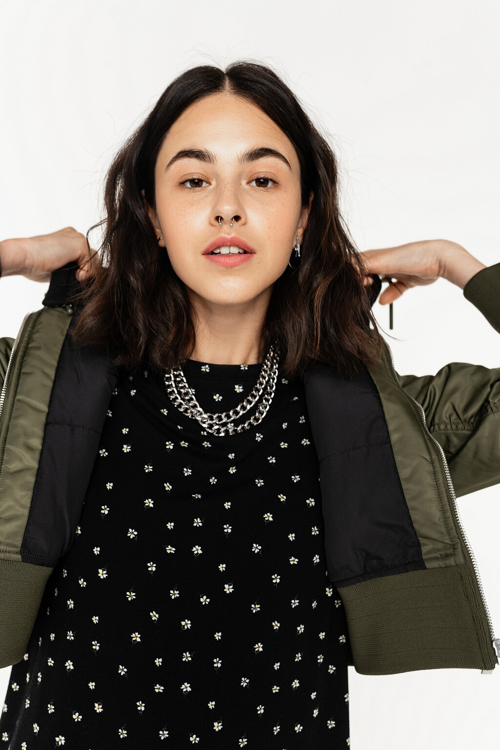 куртка-бомбер короткая утепленная со съемным капюшоном - цвет зеленый - 2