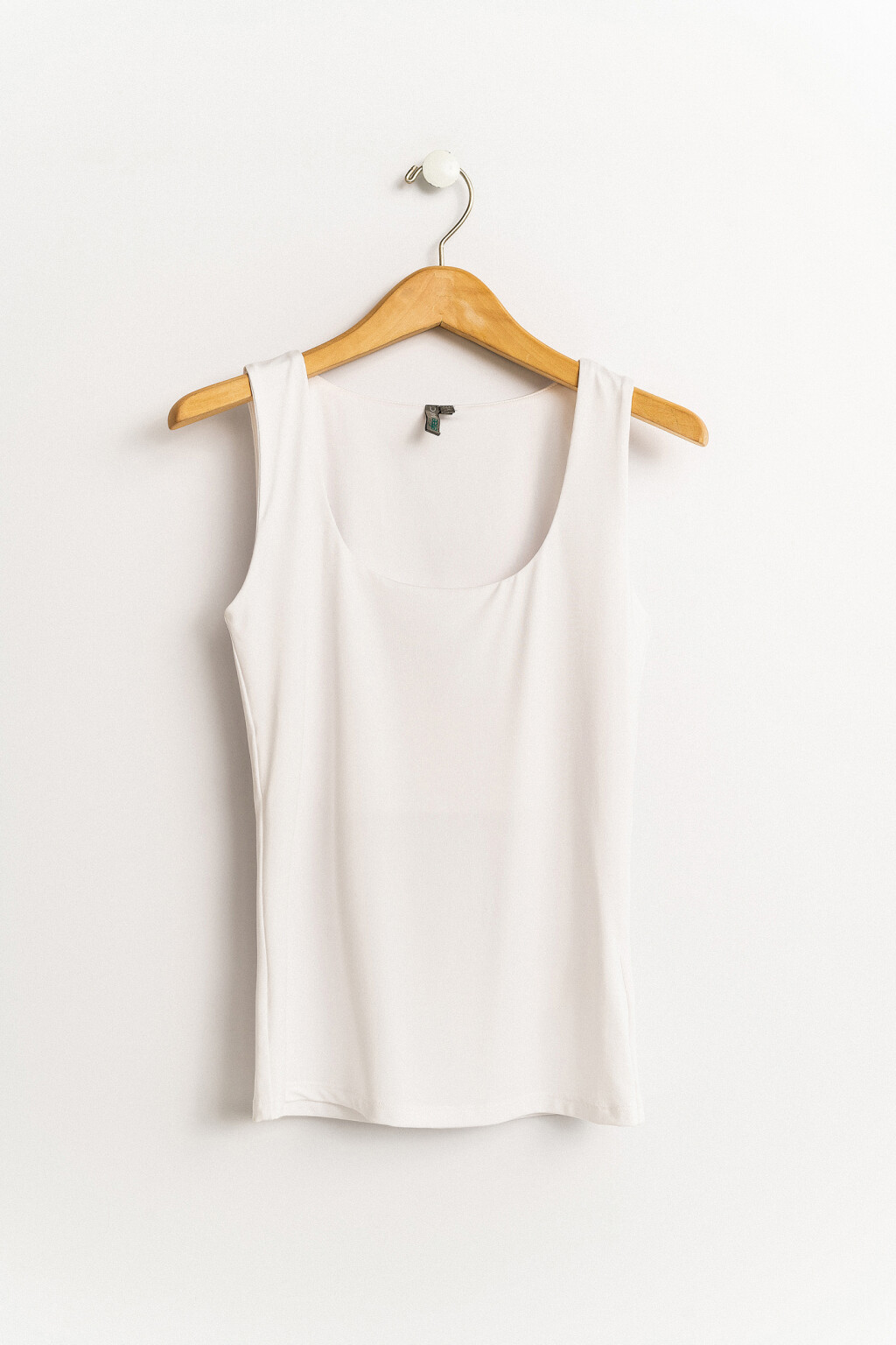 Топ спортивный без рукавов с глубоким вырезом - цвет белый - 1